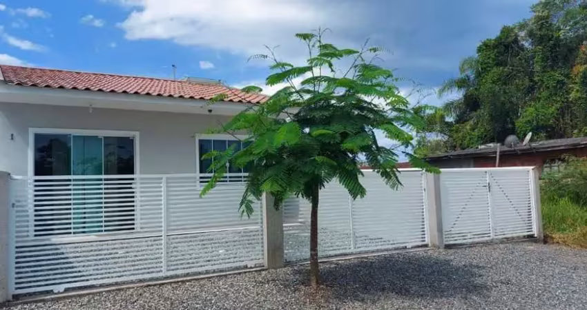 Casa mobiliada, com 02 dormitórios + vaga de garagem, na barra do sai!
