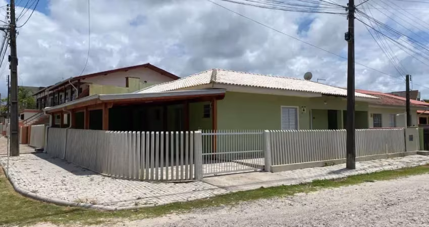 Casa de esquina mobiliada com 03 dormitórios (sendo 01 suíte) á 50 metros da praia!