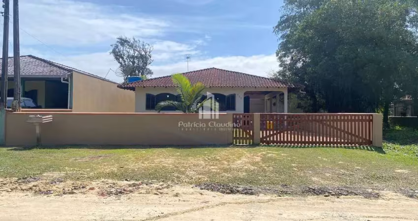 Casa com 03 quartos e amplo espaço de terreno! bal. rainha do mar