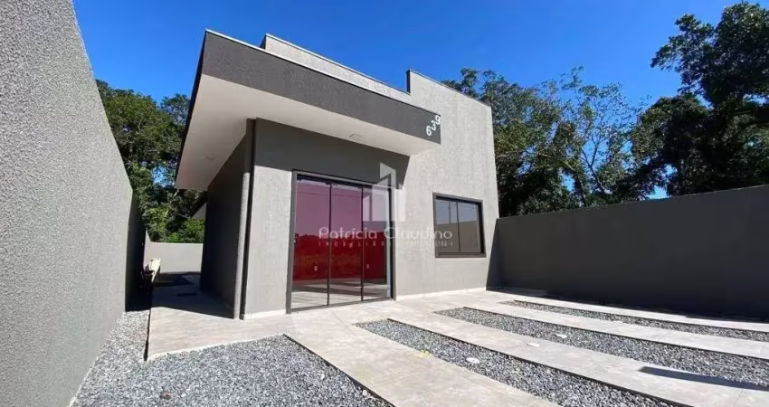Casa nova 03 dormitórios (01 suíte), á 600 metros da praia!