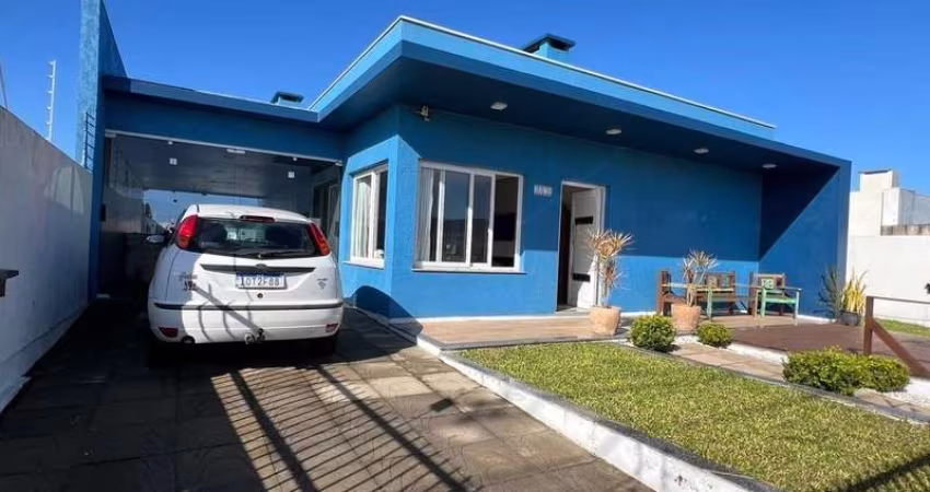 Lindo imovel com sala de estar com lareira, living e amplo espaco