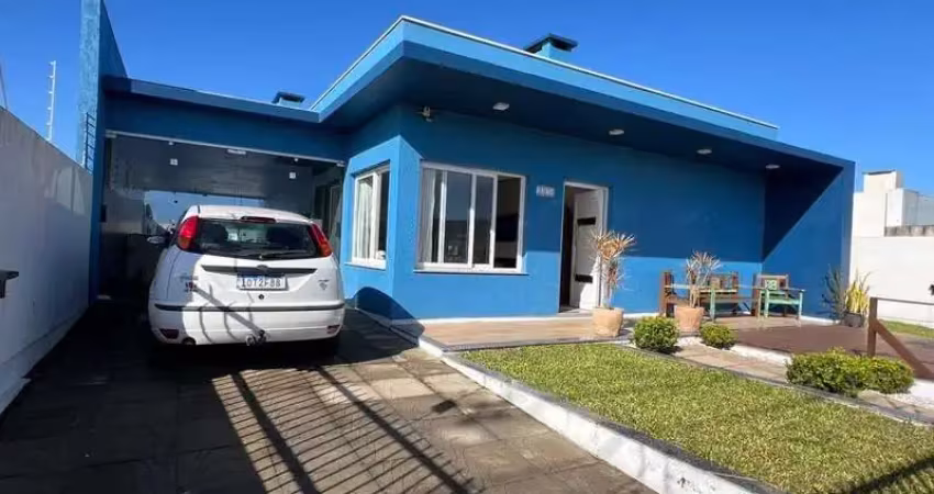 Lindo imovel com sala de estar com lareira, living e amplo espaco