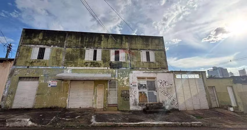 Dois pontos comercias com um apartamento no andar superior