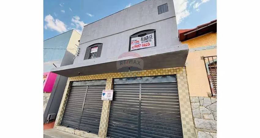 Edifício com dois pontos comerciais, um apartamento e seis kitinets