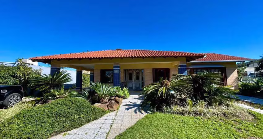 Casa Fora de Condomínio em Atlântida, Xangri-lá - Venda com Piscina e Churrasqueira