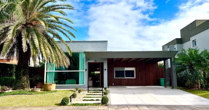 Casa em Condomínio Mobiliada com Piscina em Xangri-lá - Condomínio Quintas do Lago