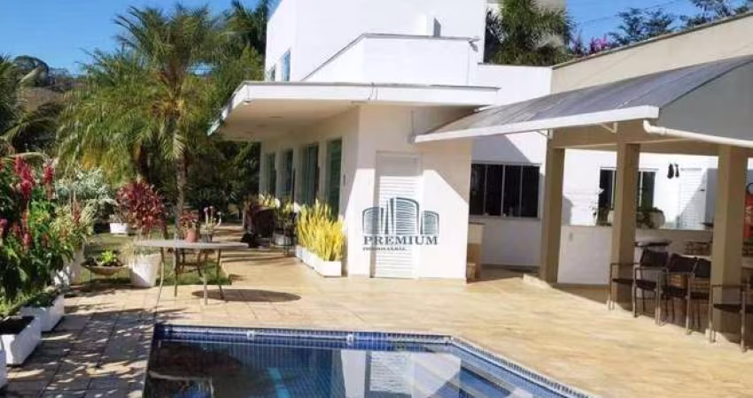 casa com quatro quartos sendo 1 e  suíte e 4 banheiro