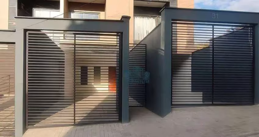 Casa 3 quartos, 1 suíte com varanda, 3 banheiros, sala e cozinha integrados, quintal, lavanderia, 3 vagas de garagem.