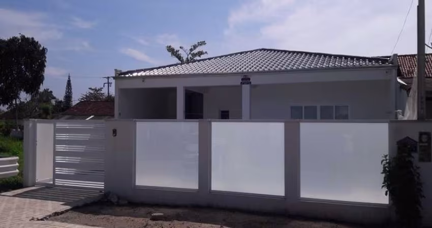 ÓTIMA CASA COM PISCINA NO BALNEÁRIO NEREIDAS