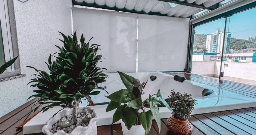 Charmoso terraço com jacuzzi