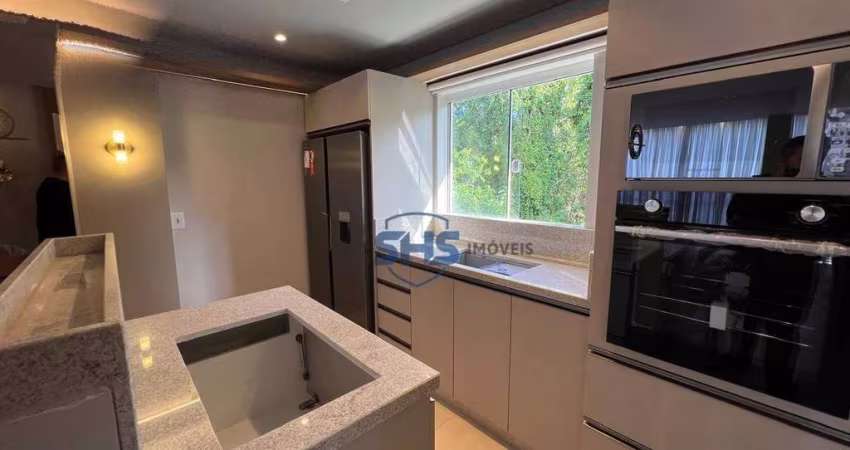 Sobrado triplex finamente mobiliado.