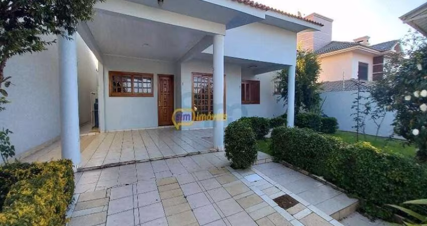 Casa para locação com pátio, toda cercada