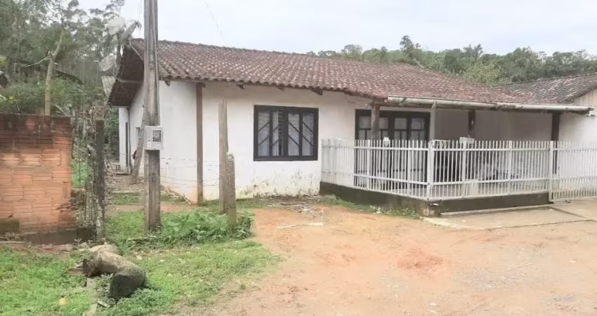 Casa escriturada com terreno amplo por preço imperdível !!