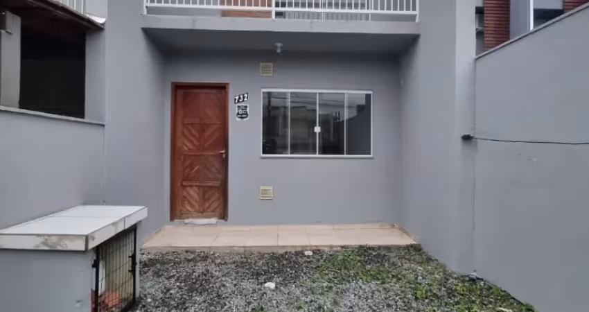 Perfeito geminado em rua asfaltada com uma larga abertura !