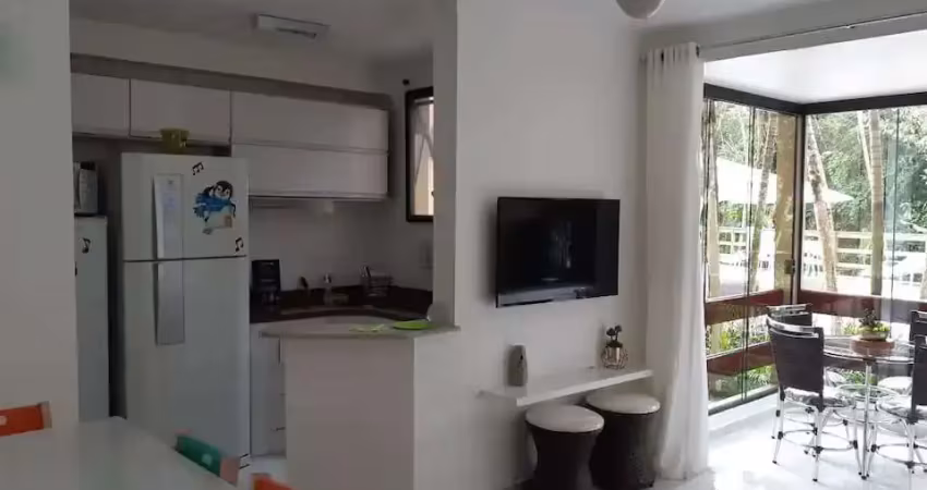 Apto mobiliado em condomínio com piscina aquecida e quadra (futsal e tenis).