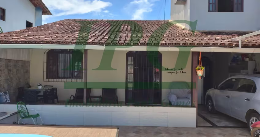 Casa padrão - casa de 3 quartos com 2 suítes, quintal frente/fundos e piscina no itapebussu - guarapari - es