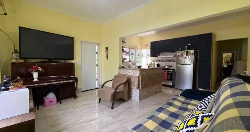 Casa à venda em Praia Grande-SP, bairro Caiçara, 2 quartos, 1 suíte, 1 sala, 2 banheiros, 5 vagas, 199,41m². Venha Conferir!