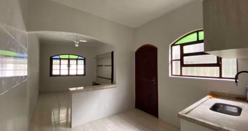 Imperdível oportunidade! Casa à venda em Praia Grande-SP, bairro Caiçara. 1 quarto, 1 sala, 1 banheiro, 1 vaga de garagem, 50m².