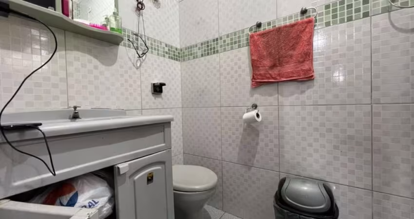 Imperdível: Casa à venda em Praia Grande-SP, no Maracanã, com 3 quartos, 1 suíte, 1 sala, 2 banheiros, 4 vagas e 204m²!