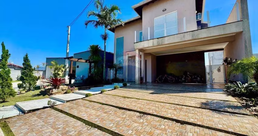 Sobrado com 4 suítes, área gourmet e piscina em condomínio completo
