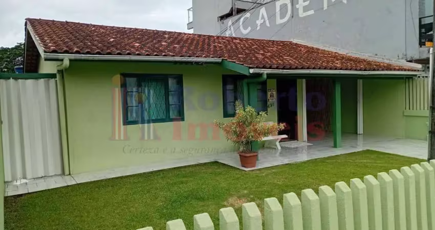 Casa localizada próximo ao centro comercial de  itapema do norte.