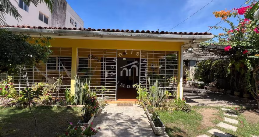 Casa com 3 lotes e cara de sítio em Candeias...