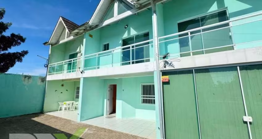 Casa de 02 dormitórios em condomínio fechado na cidade de Tramandaí