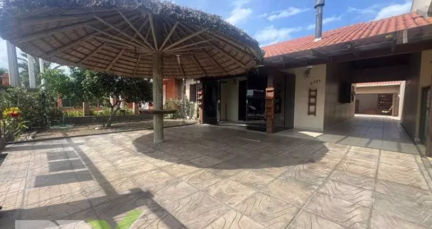 Casa com 04 dormitórios em Tramandaí
