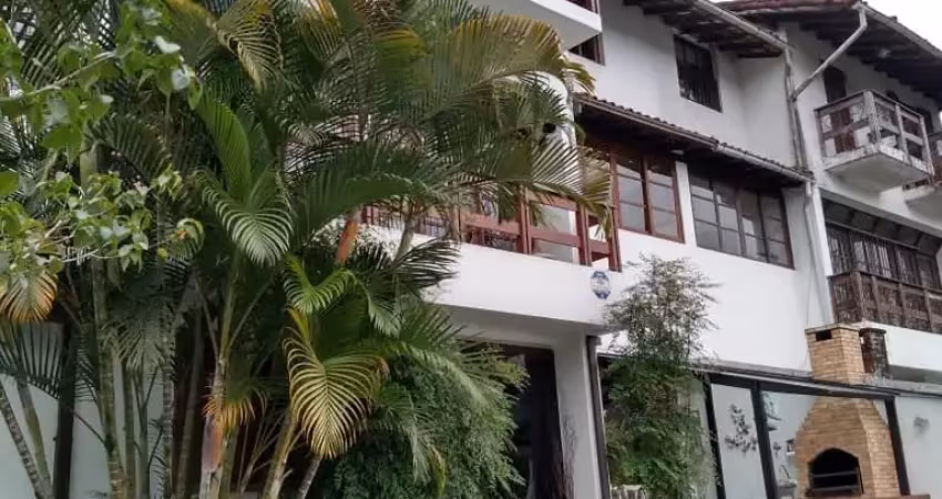 Linda casa em área nobre no centro de Petrópolis!