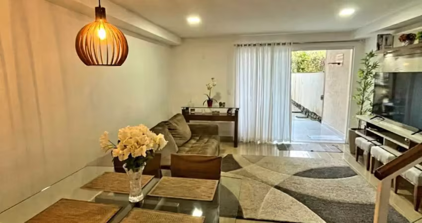 Casa triplex em condomínio com área de lazer em petrópolis!