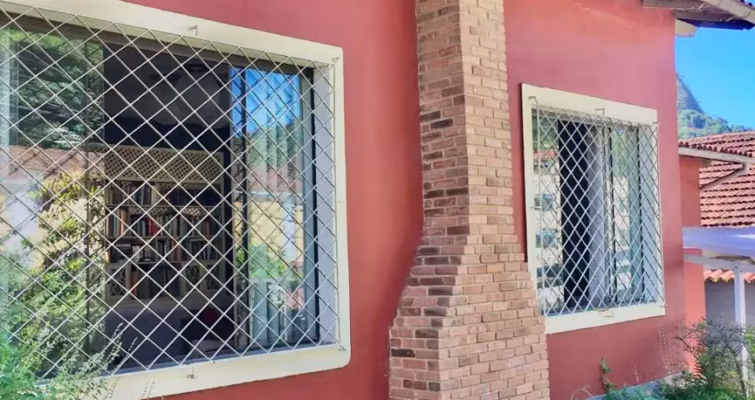 Ótima casa linear à venda no Quitandinha!