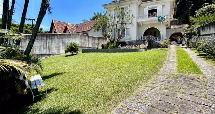 Linda casa pronta para morar na Mosela, em Petrópolis-RJ!