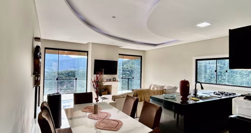 Belíssima casa à venda em Nogueira, Petrópolis-RJ