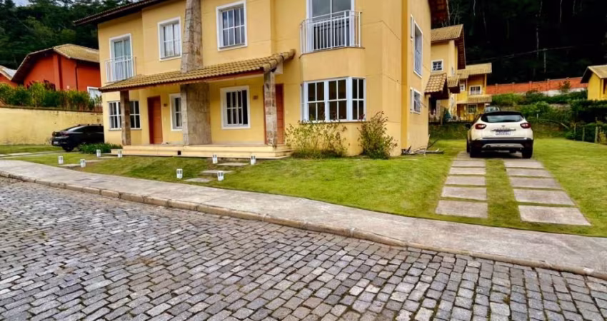 Linda casa triplex à venda em Itaipava!