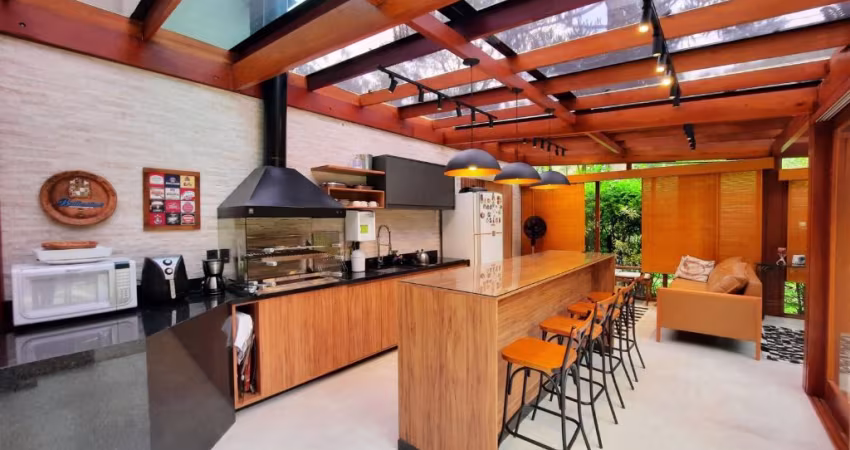 Linda casa linear à venda na região de Itaipava!