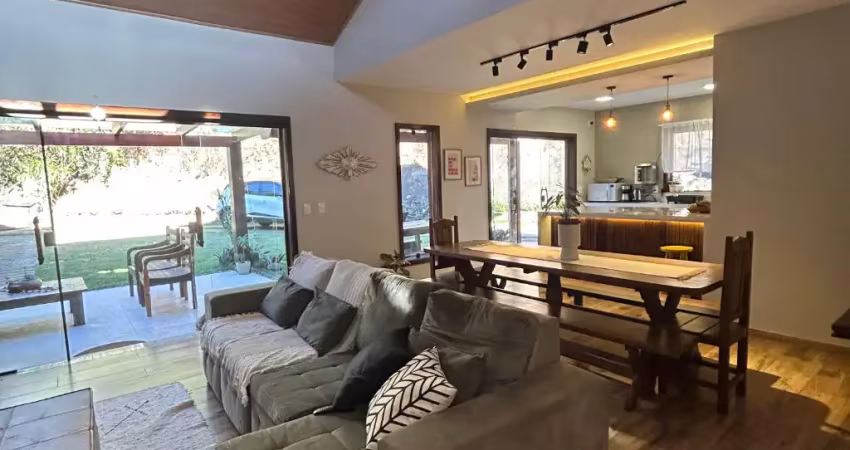 Belíssima casa de condomínio à venda em nogueira, petrópolis-rj!