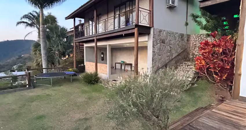 Belíssima casa de condomínio à venda em nogueira petrópolis-rj!