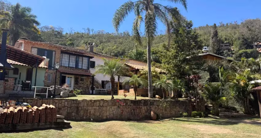 Linda casa pronta para morar,  à venda em nogueira, petrópolis-rj!
