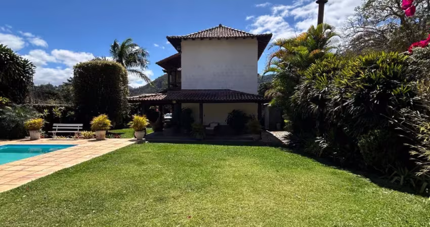 Linda casa à venda no charmoso bairro de nogueira, petrópolis-rj!