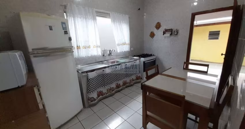 Casa a venda com 4 Dormitorios sendo 1 suite na Vila Antártica em Praia Grande