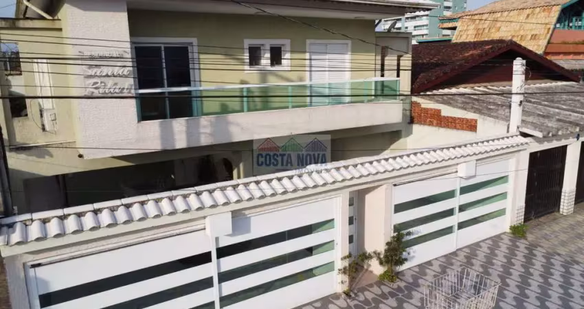 Casa de condomínio com quintal e churrasqueira