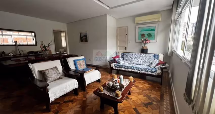 Casa sobreposta alta à venda, na ponta da praia, em santos.