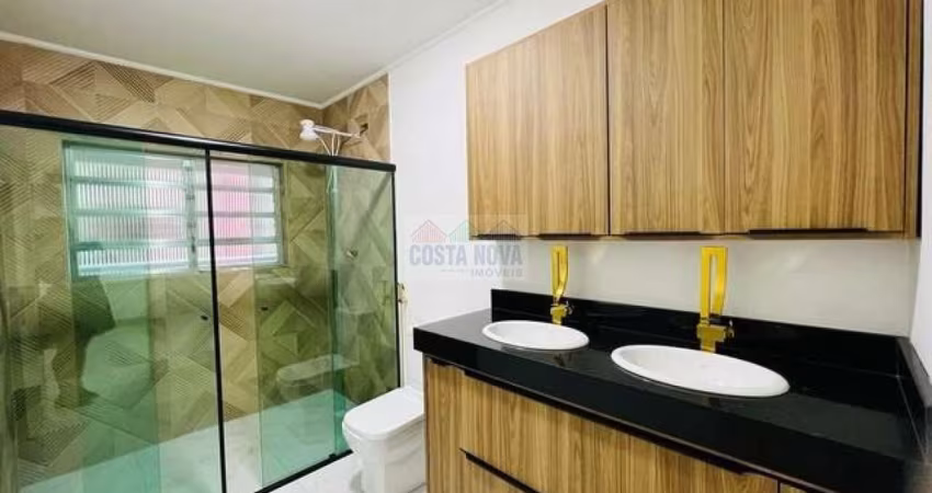 Apartamento de 100 m² pé na areia à venda em Santos. 2 quartos sendo 1 suíte, 2 banheiros, 2 vagas