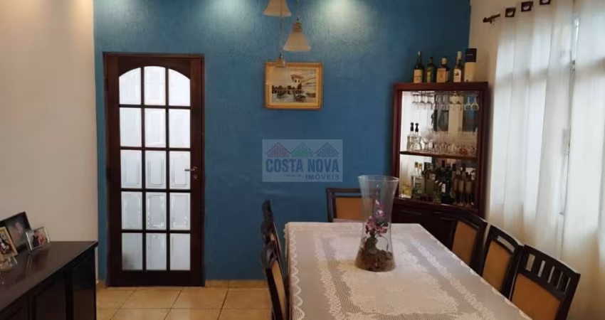Casa com 275 m², são 3 quartos, 2 banheiro, sala para 2 ambientes, 3 vagas de garagem