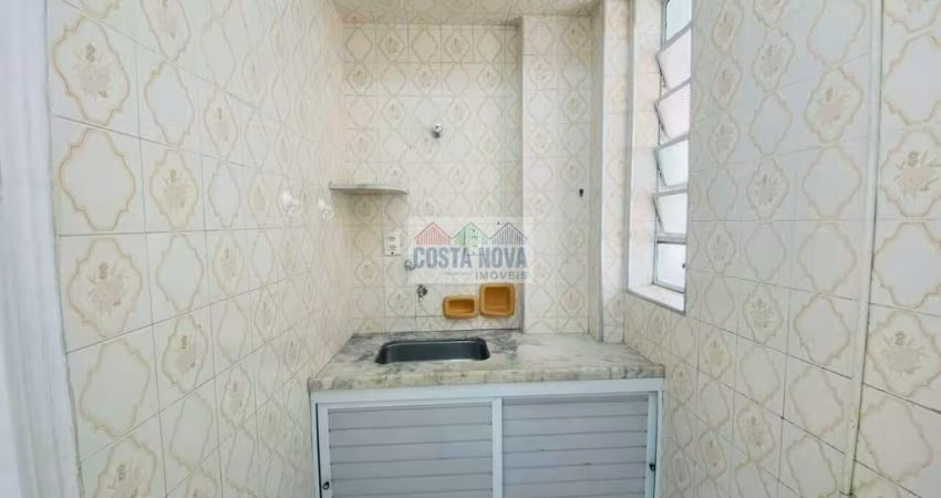 Sala Living à venda com 33m², bem espaçosa e confortável, frente a Praia do Embaré