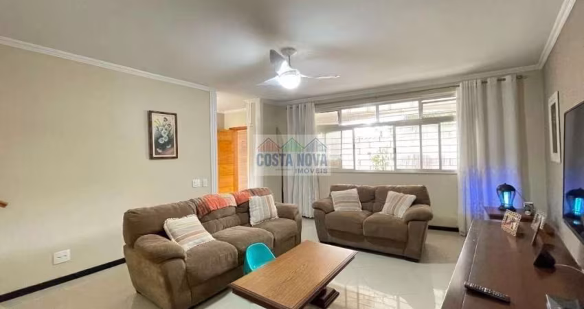 Sobrado à venda com 156m², 3 quartos sendo 2 suítes, 4 banheiros, sala para 2 ambientes e garagem