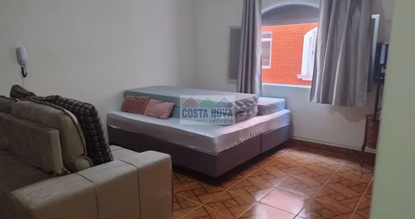 Apartamento a venda na Vila Tupi, a 50 metros da praia. 1 quarto, 1 banheiro, 1 garagem