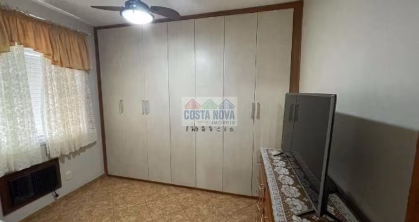 Apartamento com 3 quartos sendo 1 suíte, 3 banheiros, 1 vaga. Com 131m² a uma quadra da Praia