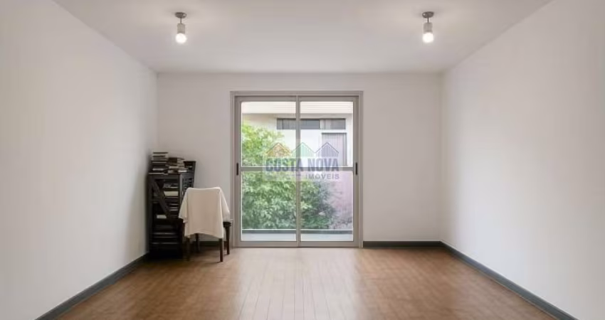 Apartamento Reformado a uma quadra da praia. 3 quartos sendo 2 suítes, 2 vagas. Bairro Embaré