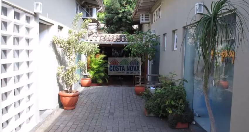 Sala comercial em vila com estacionamento, área arborizada e ambiente agradável. aproveite!